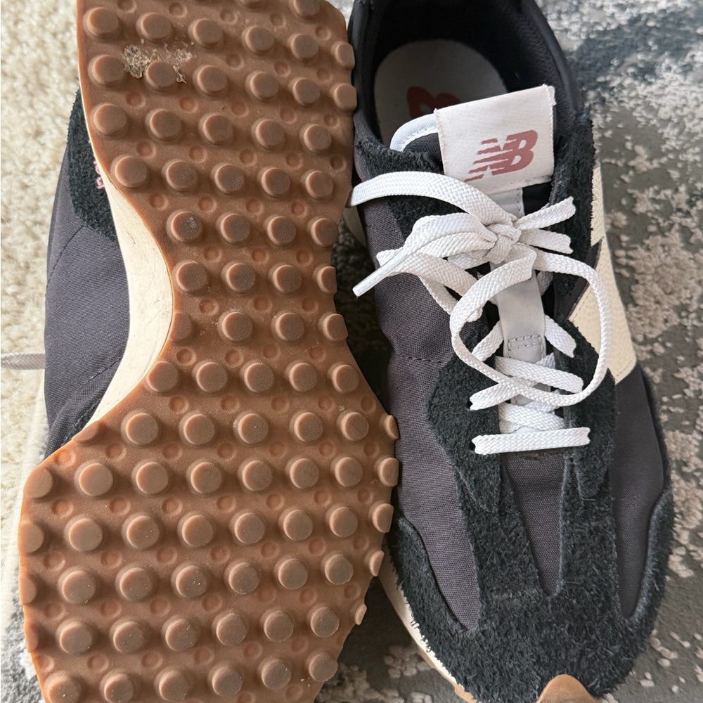 New Balance unisex Black and Cream Sneakers - Picture 7 of 8